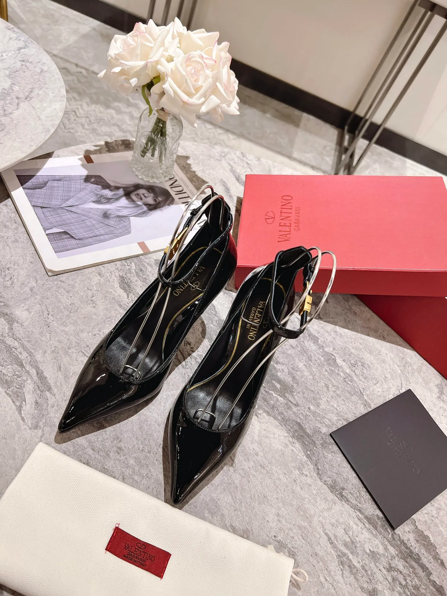 👟👟Ex-factory price 440👟👟 Genuine leather sole +40 Top version 𝑉𝐴𝐿𝐸𝑁𝑇𝐼𝑁𝑂 Valentino new spring and summer women's 6⃣️color patent leather shoes. Unique (small V-label buckle) hardware brings out a full sense of high-end, and the new season will live up to expectations! Worth buying ★ Qipi is absolutely high-grade ❥Original method, absolutely sensual ❥Elegant style, creating a different feeling, simple and elegant style!  Code number: 35-41 (34-42 customized) Fabric: Imported patent leather Lining: Sheepskin lining Heel height: 7cm-10cm2⃣️Various heel height options Leather outsole Rubber outsole